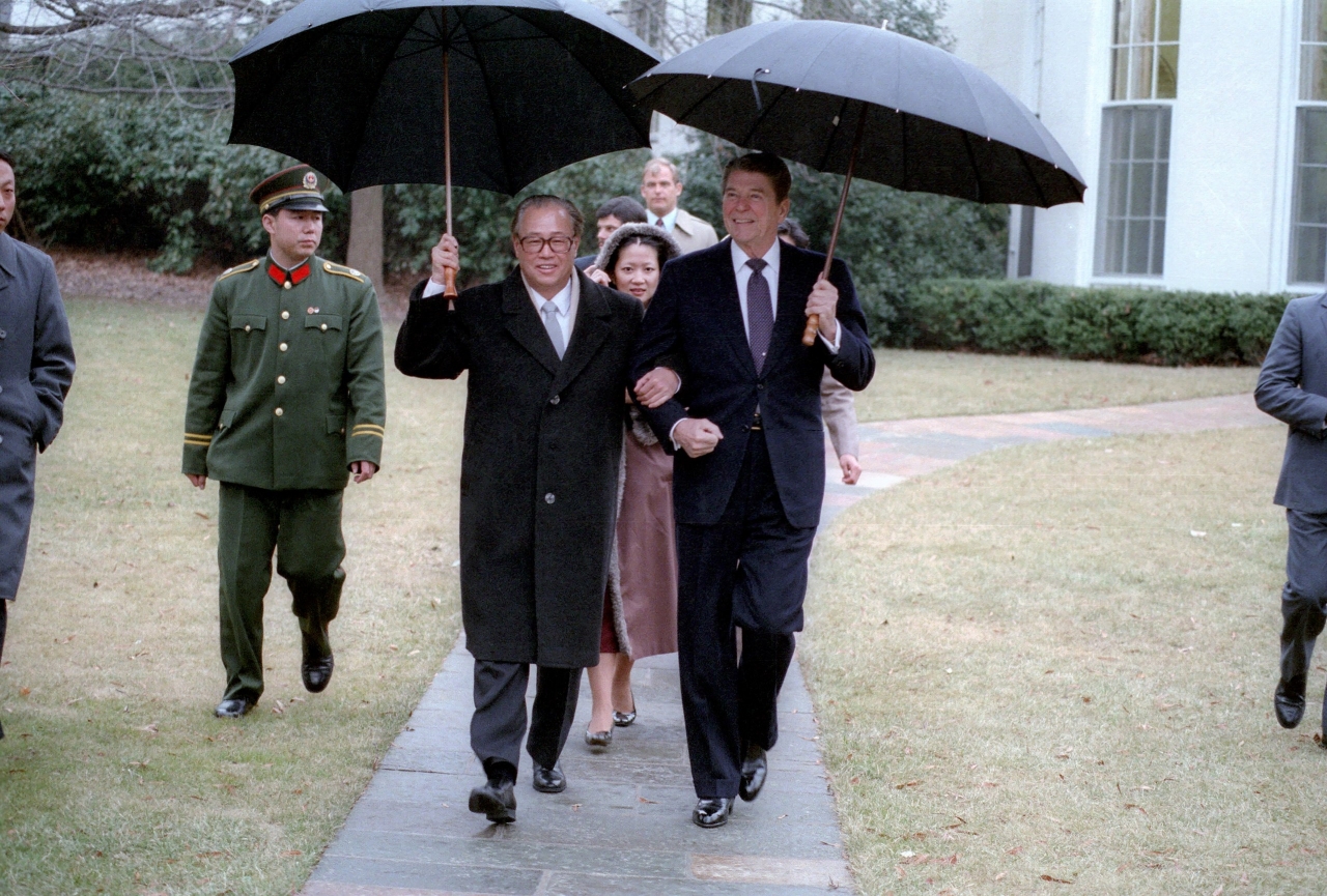 1984년 자오쯔양 국무원 총리가 미국을 방문해 레이건 대통령과 팔짱을 끼고 걸어가고 있는 모습. 자오쯔양 총리는 중국공산당 내 개혁파였다.