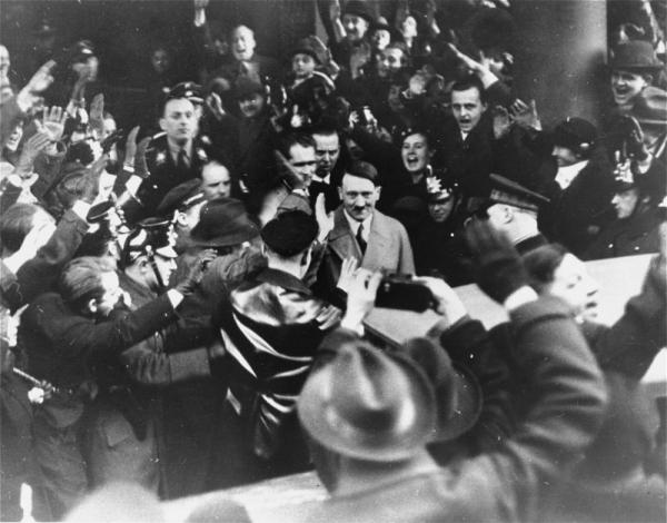 카이저호프 호텔 앞에서 군중으로부터 환영을 받는 히틀러