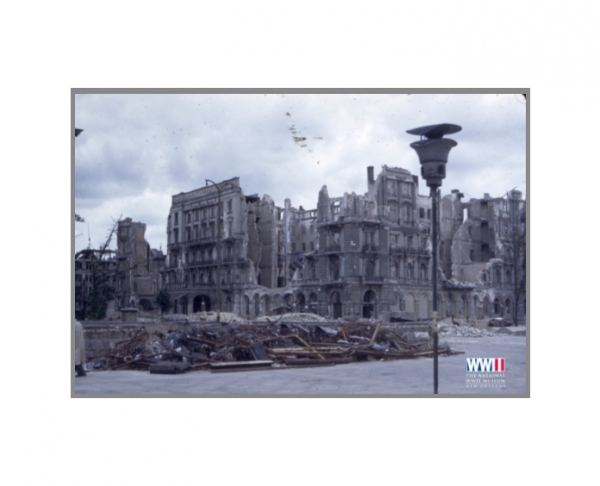전쟁 기간 폭격으로 인해 파괴된 카이저호프 호텔