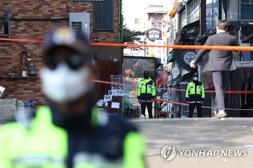 31일 오전 경찰 관계자들이 서울 용산구 이태원 세계음식문화거리 출입을 통제하고 있다. 2022.10.31(사진=연합뉴스)