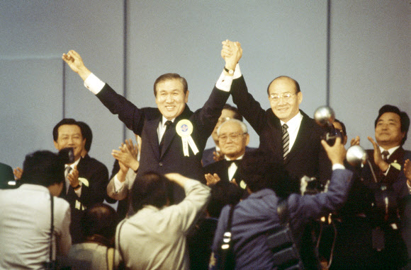 사진은 1987년 민정당 전당대회에서 대통령 후보로 지명된 노태우 대표(왼쪽)가 전두환 대통령과 손을 맞잡고 대의원들의 환호에 답하는 모습. 2021.10.26 연합뉴스