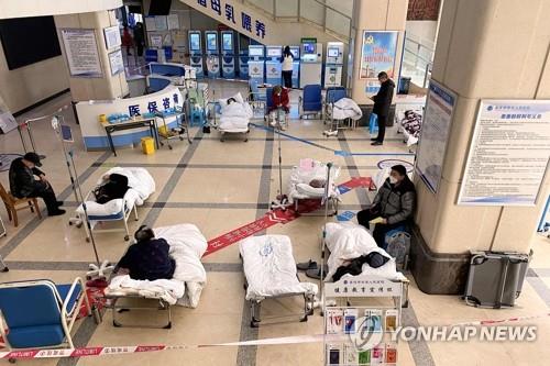 중국에서는 방역 완화 이후 코로나19가 급속히 확산했으며 감염에 의한 것으로 추정되는 사망자도 급증했다. 사진은 충칭 병원 로비에 누워 있는 환자들. [사진=연합뉴스]