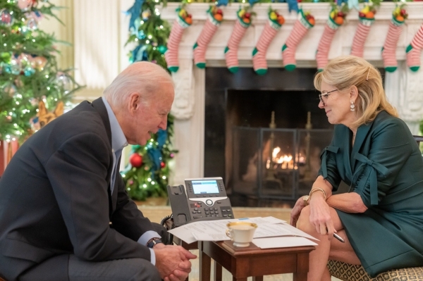 조 바이든 미국 대통령이 크리스마스인 25일(현지시간) 백악관에서 질 바이든 여사와 함께 세계 곳곳에 근무하는 미군 장병에 감사 전화를 하고 있다. 2022.12.25 [바이든 대통령 트위터]
