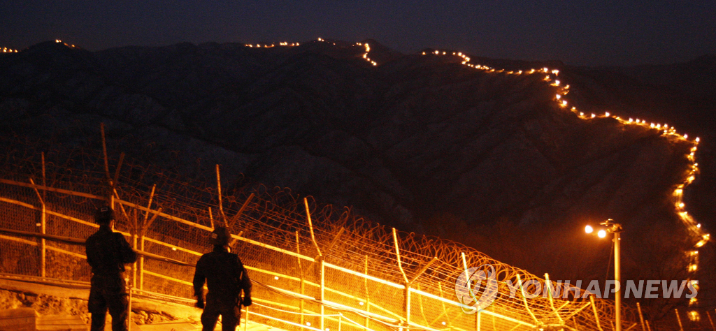 12월24일 저녁 육군 7사단 초병이 야간 경계근무를 하는 강원 철원군 중부전선 비무장지대에 투광등이 불을 밝히고 있다. 2013.12.25(사진=연합뉴스)
