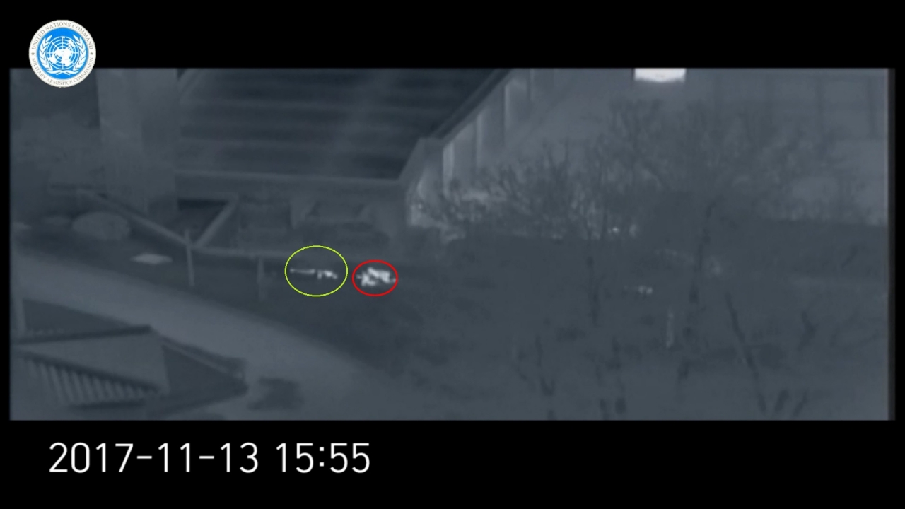 지난 2017년 11월 TOD에 찍힌 판문점의 귀순 북한군 구조 장면. 유엔군 사령부는 22일 오전 서울 용산 국방부 브리핑실에서 최근 판문점 공동경비구역을 통해 귀순한 북한군 귀순 장면이 담긴 CCTV와 우리 군 경비대대 간부 3명이 JSA 건물 벽 아래 쓰러져 있는 귀순자를 후송하는 장면이 담긴 TOD 영상을 공개했다. 흑백인 TOD 영상 왼쪽에는 흰색으로 표시된 귀순자가 있고 우리 군 JSA 경비대대장과 부사관 2명이 포복으로 다가가는 장면이 담겨 있었다. 경비대대장(맨 오른쪽)이 중간에 멈춰 엄호하는 가운데 부사관 2명(가운데)이 귀순자에게 접근해 끌어낸 것으로 확인됐다. 2017.11.22(사진=유엔군사령부 제공 영상, 편집=조주형 기자)
