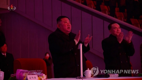 북한 김정은의 참석하에 지난해 12월 31일 저녁 평양 5월 1일 경기장에서 신년경축대공연이 열렸다고 조선중앙TV가 2일 보도했다. 공연에 앞서 진행된 국기게양의식에서 김정은이 눈물을 흘리고 있다.(연합뉴스)