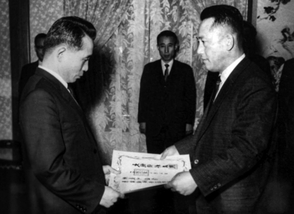 1966년 2월 3일 박정희 대통령(왼쪽)이 최형섭 한국과학기술연구소 초대 소장에게 임명장을 수여하고 있다.