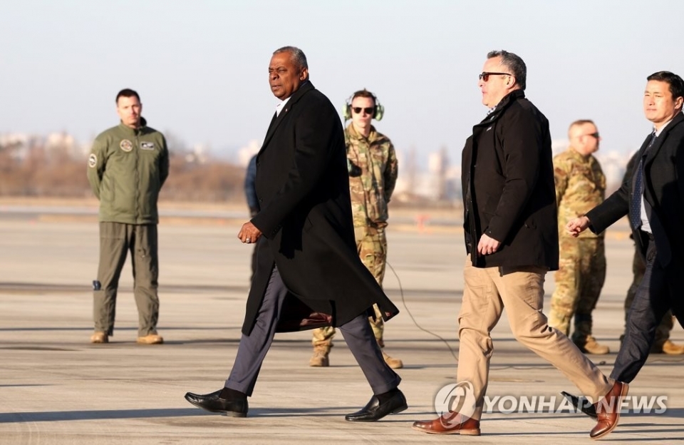 오스틴 장관이 30일 오후 오산 미군기지를 통해 한국에 입국하는 모습. [사진=연합뉴스]