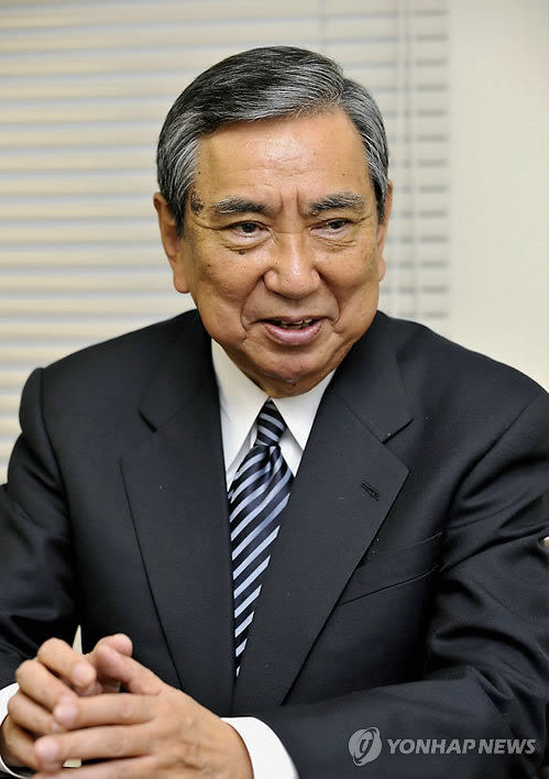 고노 요헤이 당시 일본 관방장관. 그는 위안부 모집 과정에서 일본군이 직간접으로 관여했으며, 강압으로 모집된 사례가 많았음을 인정한 고노 담화를 발표했다.