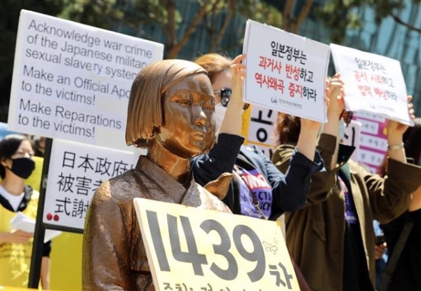 고노 담화에도 불구하고 일본대사관 앞에서 위안부 관련 시위를 하는 정대협(후에 정의기억연대) 회원들.