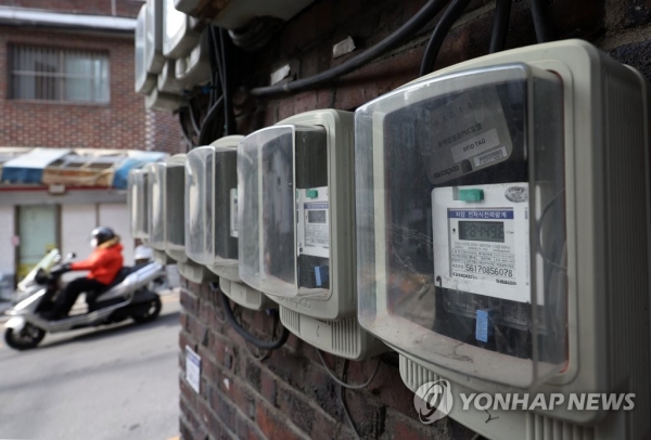 지난 1월 전기, 가스 및 기타 연료물가 지수는 135.75(2020년=100)로, 작년 같은 달보다 31.7% 급등했다. 서울 시내 한 건물에 전기 계량기가 나란히 설치돼 있다. [연합뉴스 자료사진]