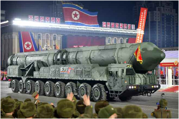북한 열병식에 등장한 고체연료 추진 ICBM 추정 신형 미사일