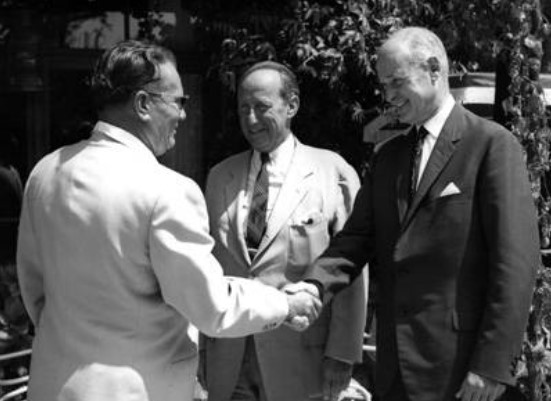 주유고슬라비아 대사 시절의 조지 케넌(오른쪽)과 티토.