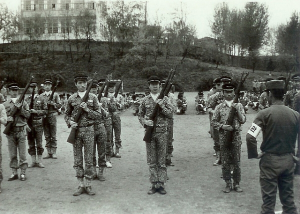 58년 개띠들은 고등학교 시절 교련복 입고 열심히 군사훈련 받았다. '총력안보'의 시대였으니, 그것을 당연하게 여겼던 시절이다.