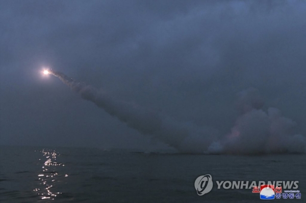 북한은 지난 12일 새벽 전략순항미사일 2기를 발사했다고 13일 밝혔다. 조선중앙통신은 "발사훈련에 동원된 잠수함 '8·24영웅함'이 조선 동해 경포만 수역에서 2기의 전략순항미사일을 발사하였다"고 보도했다.(연합뉴스)