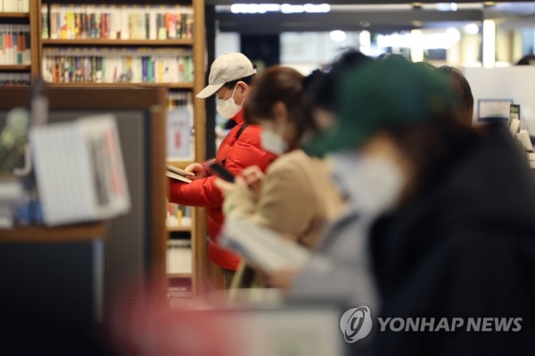 서점에서 책을 읽고 있는 시민들(사진= 연합뉴스)