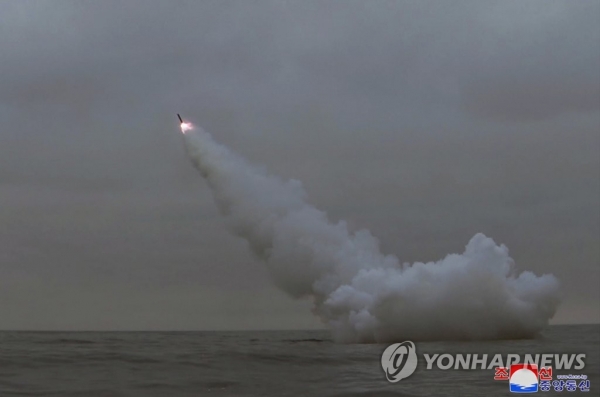북한은 지난 12일 새벽 전략순항미사일 2기를 발사했다고 13일 밝혔다. 조선중앙통신은 "발사훈련에 동원된 잠수함 '8·24영웅함'이 조선 동해 경포만 수역에서 2기의 전략순항미사일을 발사하였다"고 보도했다(연합뉴스).