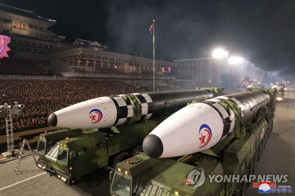 북한 건군절 열병식에 등장한 '화성-17형'(연합뉴스)