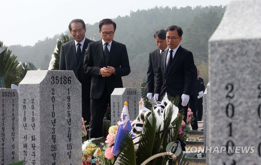 이명박 전 대통령이 27일 대전 현충원 천안함 46용사 묘역을 찾아 참배하고 있다. 2014.3.27(사진=연합뉴스)