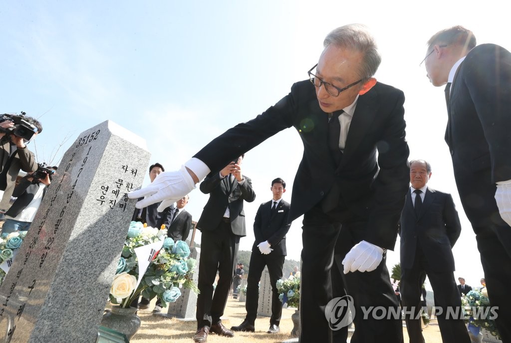 이명박 전 대통령이 22일 오전 국립대전현충원 천안함 46용사 묘역을 찾아 참배 후 묘비 주변을 둘러보고 있다. 2023.3.22(사진=연합뉴스)