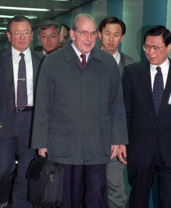 1997년 11월 16일 캉드쉬 총재는 극비 방한하여 강경식 당시 경제 부총리와 300억 달러를 지원하되, 한국이 주도하는 개혁 방식으로 위기를 타개하기로 협약을 맺었다.