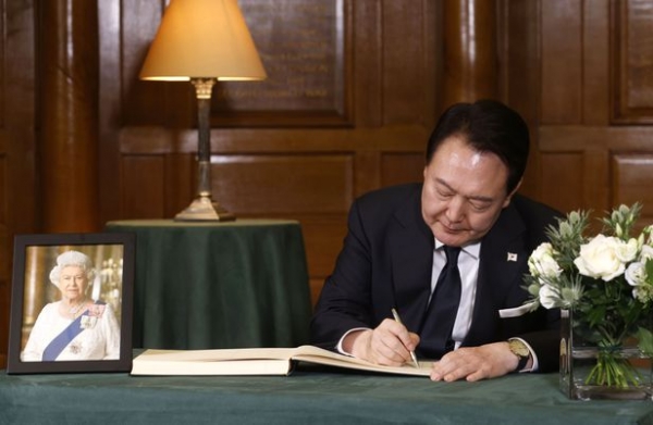 윤석열 대통령이 지난해 9월 영국 엘리자베스 2세 여왕 장례식에 참석한 뒤 조문록을 작성하고 있다. [사진=연합뉴스]
