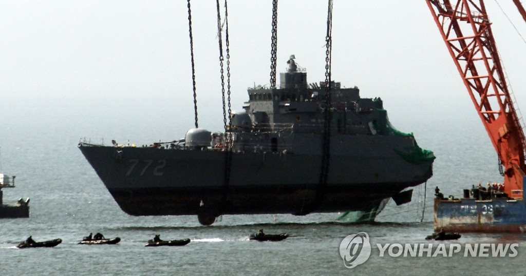 북한군의 기습 어뢰 도발로 폭침당한 천안함(PCC-772)의 함수가 24일 오전 수면 위로 들어올려지고 있다. 2010.4.24(사진=연합뉴스)