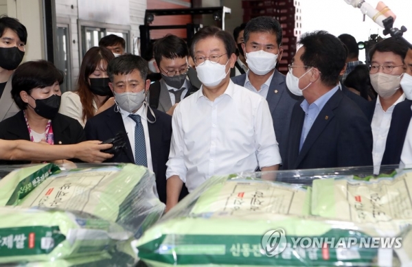 이재명 더불어민주당 대표가 지난해 9월 전북 김제시 김제농협 미곡창고를 찾아 도정된 쌀을 살피고 있다. [사진=연합뉴스]