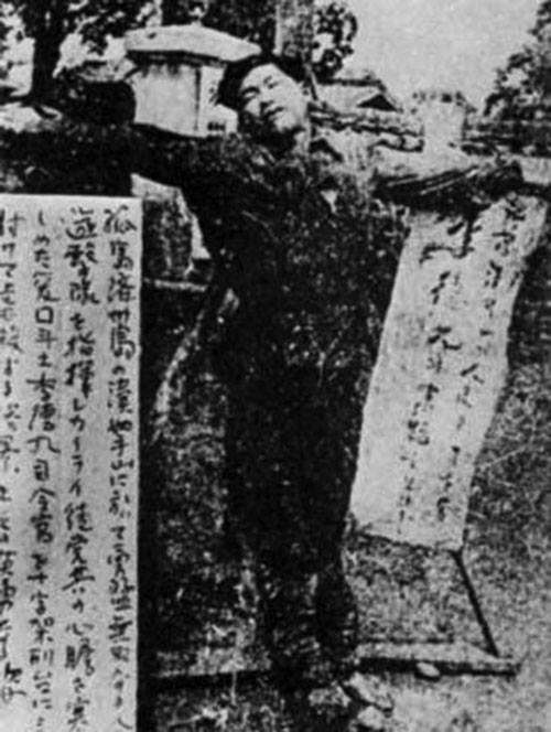 1949년 6월 7일 사살된 이덕구의 시체가 십자형 틀에 묶여 제주 관덕정 광장에 전시됐다. 군 작업복에 고무신을 신고 있었고, 겉옷 주머니에 수저가 꽂혀 있었다고 한다.