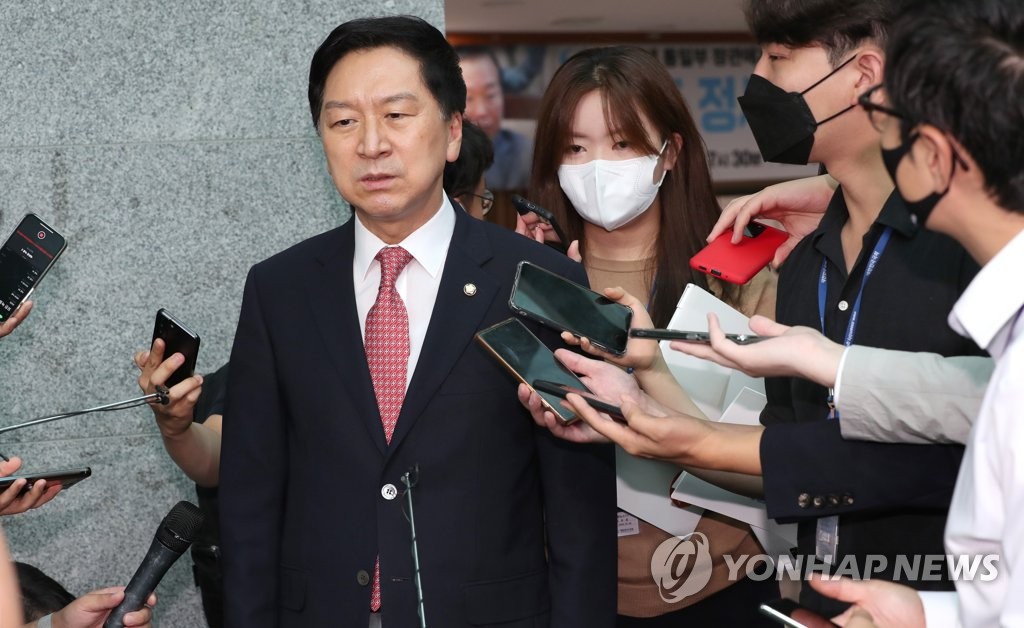 국민의힘 김기현 의원이 27일 오전 국회 의원회관에서 기자들의 질문을 받고 있다. 2022.7.27(사진=연합뉴스)