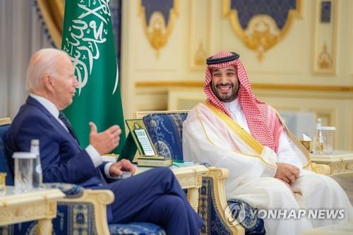 바이든 미국 대통령은 지난해 7월 사우디아라비아까지 찾아가 빈 살만에게 원유 증산을 요청했다. [사진=연합뉴스]