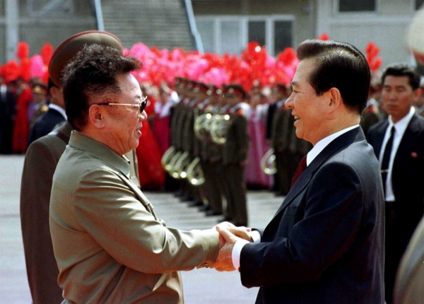 김대중은 김정일과 정상회담 쇼를 위해 극비리에 5억 달러를 비밀송금하여 북한의 핵, 미사일 개발에 결정적 도움을 주는 이적행위를 했다.