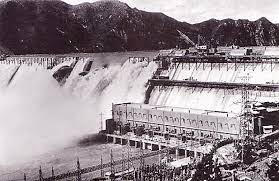 조선총독부가 압록강 본류를 막아 건설한 수풍댐. 댐 높이가 106.4m에 달하는 동양 최대 규모의 대역사였다.