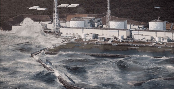 후쿠시마 원전은 5m 쓰나미를 견딜 수 있도록 건설되었다. 그런데 2011년 3월 11일, 15m의 쓰나미가 덮치면서 속수무책이 되었다.