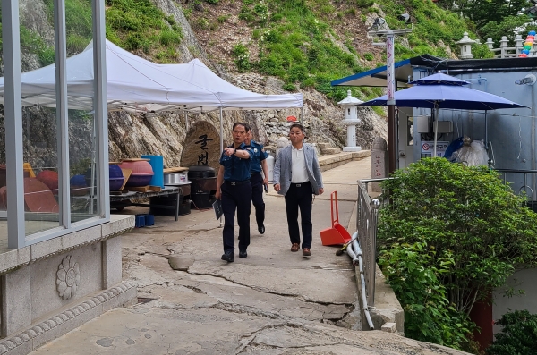 양산경찰서 한상철 서장과 관계자들이 사찰을 점검하고 있다.[양산경찰서 제공]