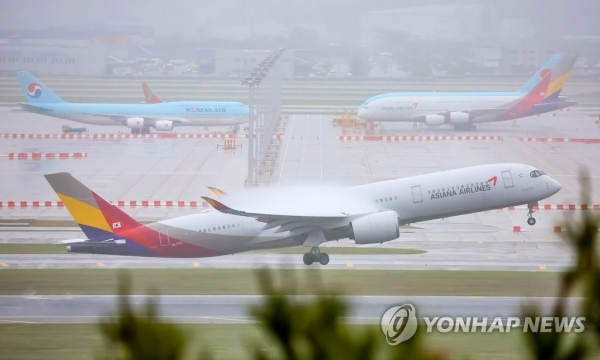 28일 아시아나항공은 이날 0시부터 사고 기종인 A321-200 항공기 비상구 앞자리 판매를 중단한다고 밝혔다. 이번 판매 중단 조치는 항공편이 만석일 경우에도 적용된다. [사진=연합뉴스]