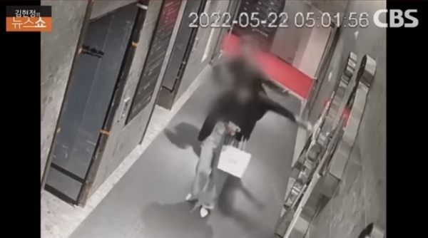 지난해 사건 당시 CCTV에 찍힌 장면. 가해자 B씨는 엘리베이터를 기다리는 피해자를 발견하자 보폭을 줄이며 몰래 뒤로 다가간 뒤 갑자기 피해자 머리를 뒤에서 발로 돌려차는 등 폭행했다. [사진=CBS 유튜브 캡처]
