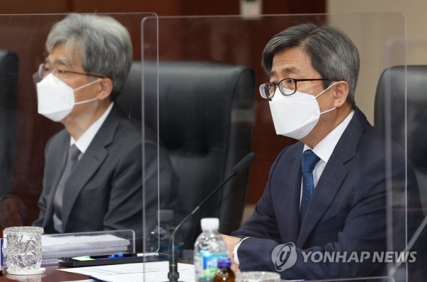 김명수 대법원장(오른쪽)과 김상환 법원행정처장. [연합뉴스 자료사진]