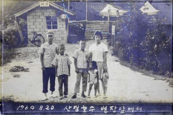 포천 산정호수에 있었던 김일성 별장 모습. 사람들 뒤쪽의 기와집이 일제시대에 지어진 산정호수 관리용 건물로 김일성이 사흘간 머물렀다고 한다.