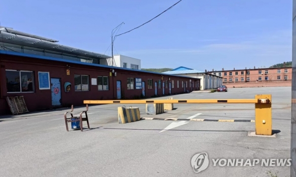 지난 5월 8일 화물 트럭이 떠나 텅 비어 있는 중국 랴오닝성 단둥 해관(세관)의 북한 수출용 물류 집하장인 '훠위안우류(貨園物流)' 모습(연합뉴스)