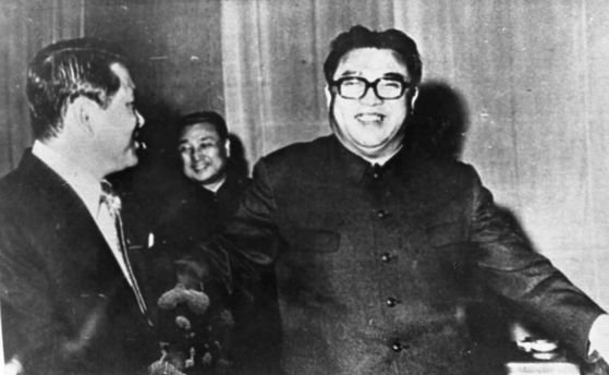 1972년 이후락 중앙정보부장은 평양을 방문해 김일성 북한 주석과 만났다.