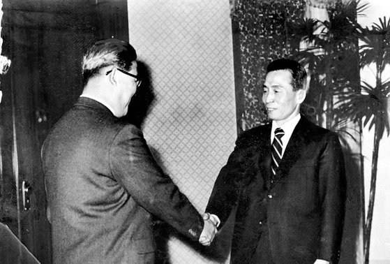 1972년 박정희 당시 대통령이 청와대를 예방한 박성철 북한 제2부수상과 악수하고 있다.