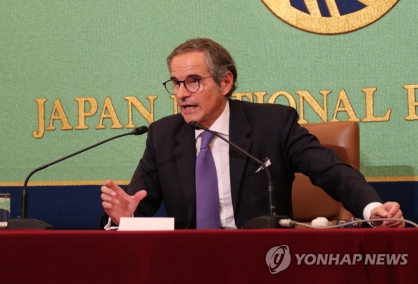 라파엘 그로시 국제원자력기구(IAEA) 사무총장이 지난 4일 도쿄 일본기자클럽에서 열린 기자회견에서 일본 정부의 후쿠시마 제1원자력발전소 오염수 방류 계획은 과학적으로 신뢰할 만하다고 말하고 있다(연합뉴스).
