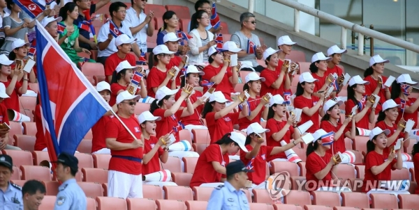 2015.8.8 중국 후베이성 우한 스포츠센터에서 열린 동아시안컵 여자축구대회 한국과 북한의 경기에서 북한 응원단이 응원전을 펼치고 있다. (연합뉴스)