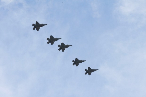 지난 1일부터 실시되고 있는 ‘노던 엣지 23-2’ 훈련에 참가하고 있는 미 스텔스 전투기인 F-35A 5대가 미국령 괌 상공에서 비행하고 있다.(미 태평양 공군)