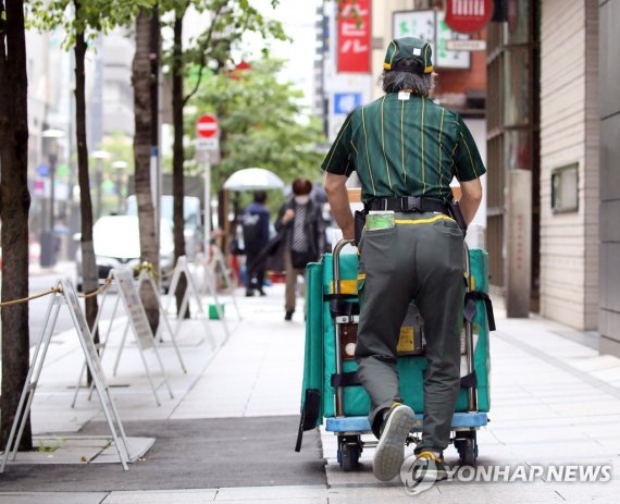 일본 도쿄에서 택배 배달을 하는 노인. [사진=연합뉴스]