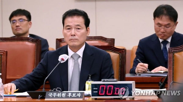 김영호 통일부 장관 후보자가 21일 오전 서울 여의도 국회에서 열린 인사청문회에서 야당 의원들의 자료 제출 요구 발언을 듣고 있다.
