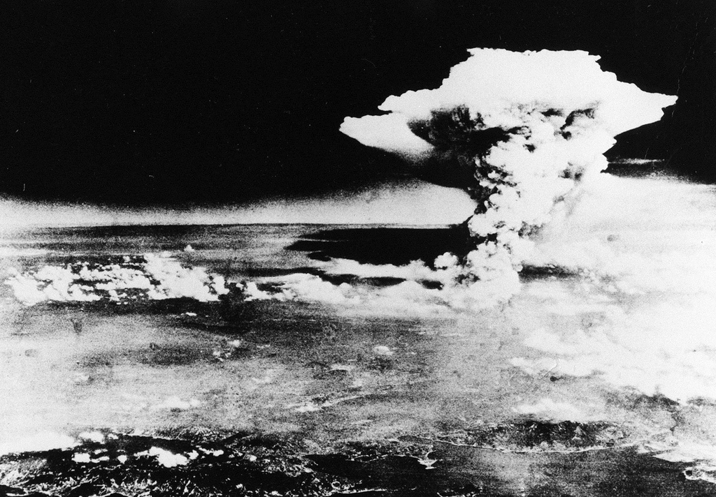 1945년 8월 6일 미군 전투기가 일본 히로시마에 원자 폭탄을 떨어뜨린 후 버섯 모양의 거대한 원자운(原子雲)이 발생했다. (사진=연합뉴스, 일부편집=조주형 기자)