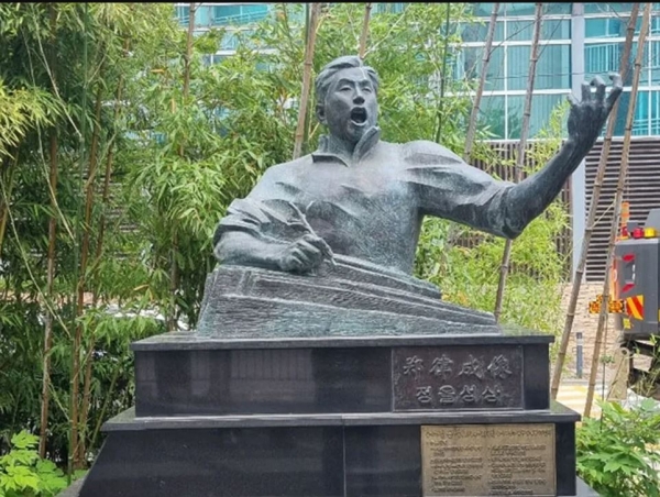 광주광역시 남구에 조성된 정율성로 입구에 세워진 정율성 동상.