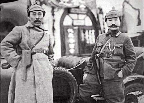 자유시로 유인된 한국 독립군을 몰살하는 데 협조한 대가로 레닌으로부터 선물받은 권총을 차고 모스크바에서 기념촬영을 한 홍범도(왼쪽).